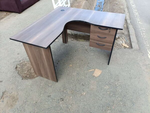 Contemporary L-Shaped Office Desk with Lockable Drawers