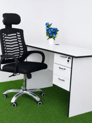 Modern Executive Office Desk with Lockable Drawers